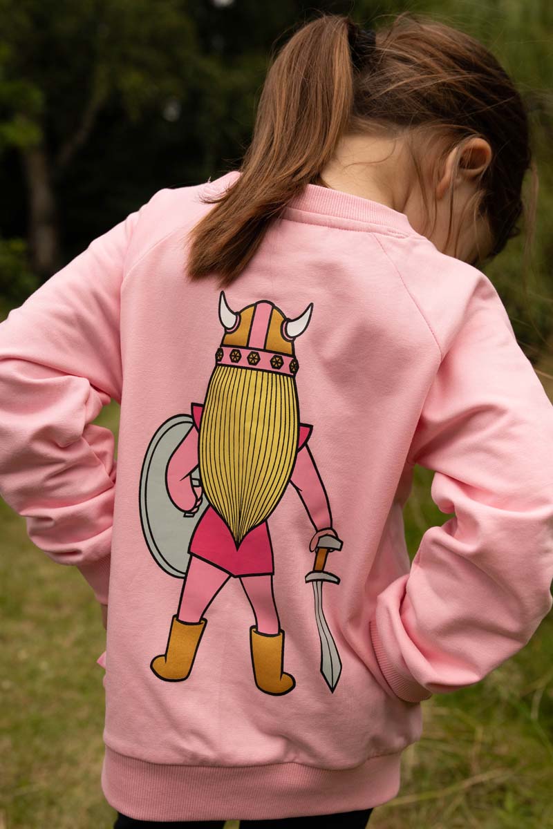 Sød lyserød sweatshirt til børn med print af vikingen Freja
