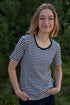 Stribet t-shirt i navyblå og knækket hvid til kvinder