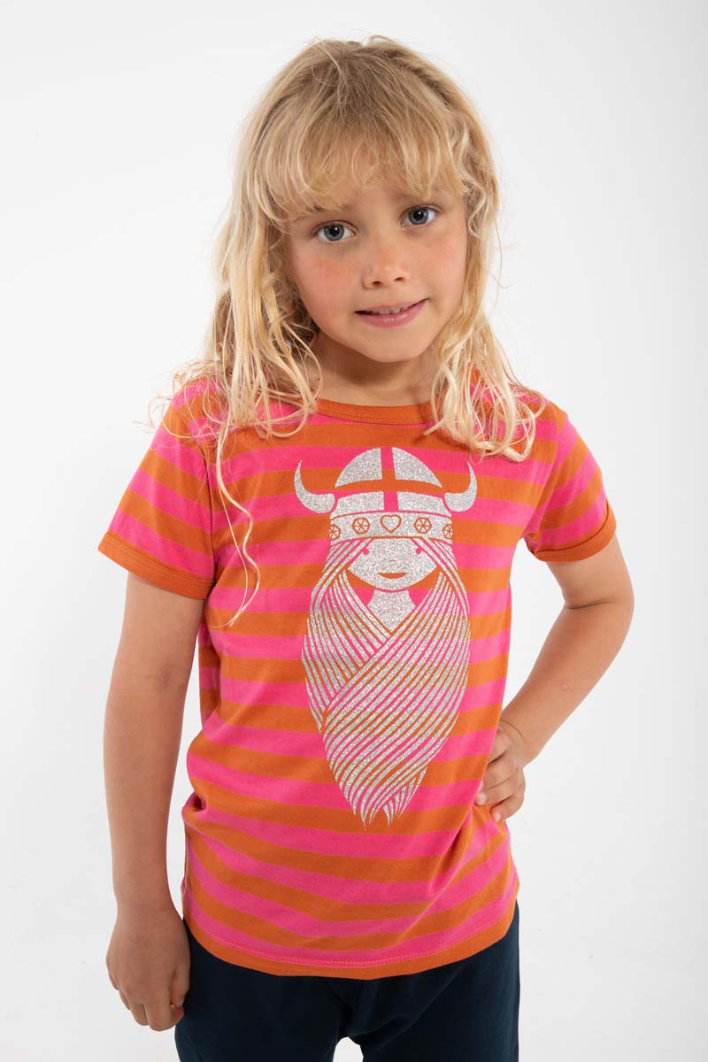 Sød t-shirt i bomuld med pink og rustrøde striber til børn med glitterprint af vikingen Freja