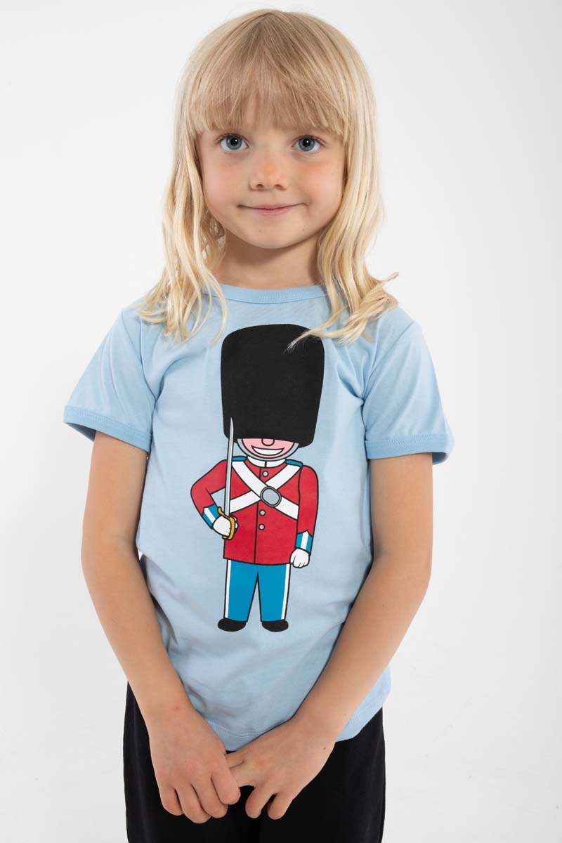 Sød lyseblå t-shirt i bomuld til børn med print af garder