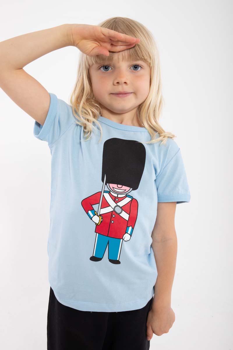 Sød lyseblå t-shirt i bomuld til børn med print af garder