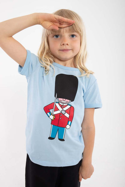 Sød lyseblå t-shirt i bomuld til børn med print af garder