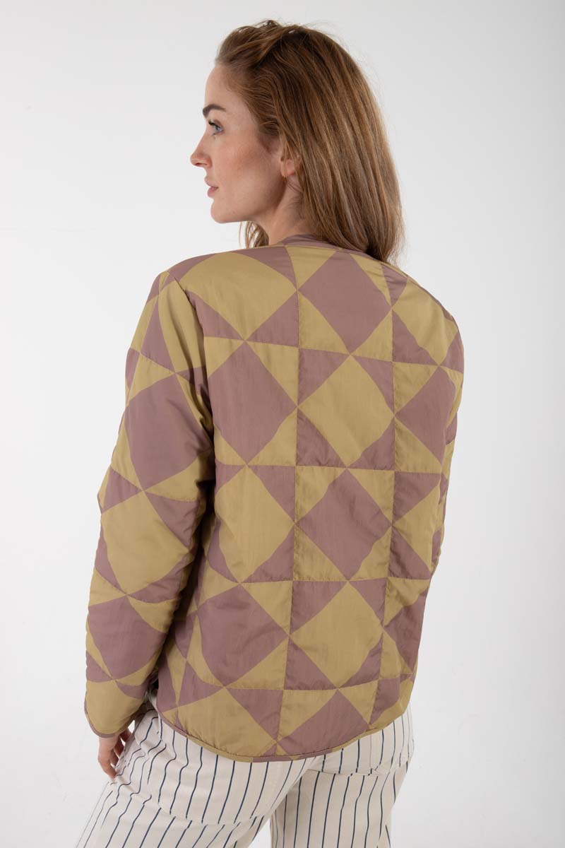 Fin quiltet termojakke med geometrisk mønster i beige og rosa til kvinder