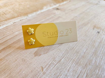Stud Flower Earrings Pair: Lilac
