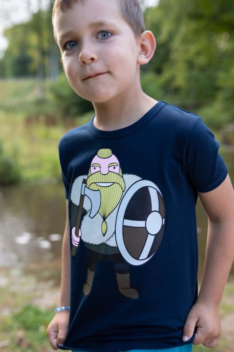 Sød navyblå t-shirt i bomuld til børn med print af vikingen Harald