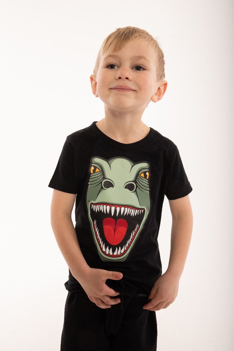 Sort t-shirt til børn med print af en sej t-rex