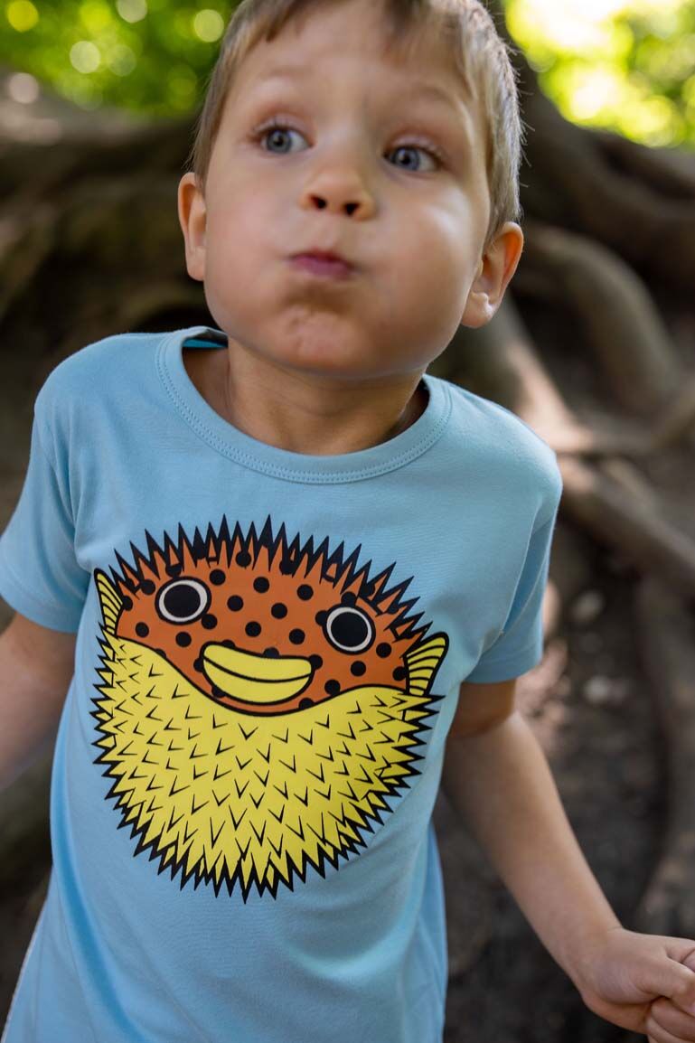 T-shirt til børn med pindsvinfisk   