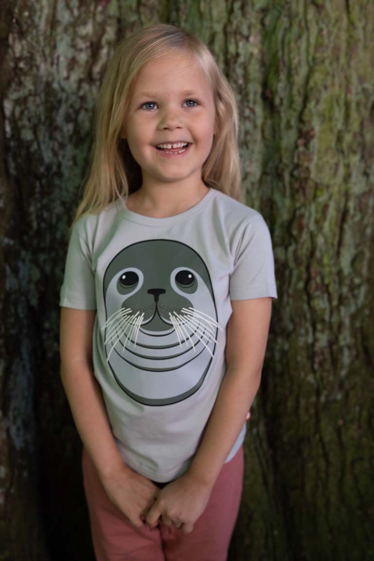 T-shirt til børn med sæl     