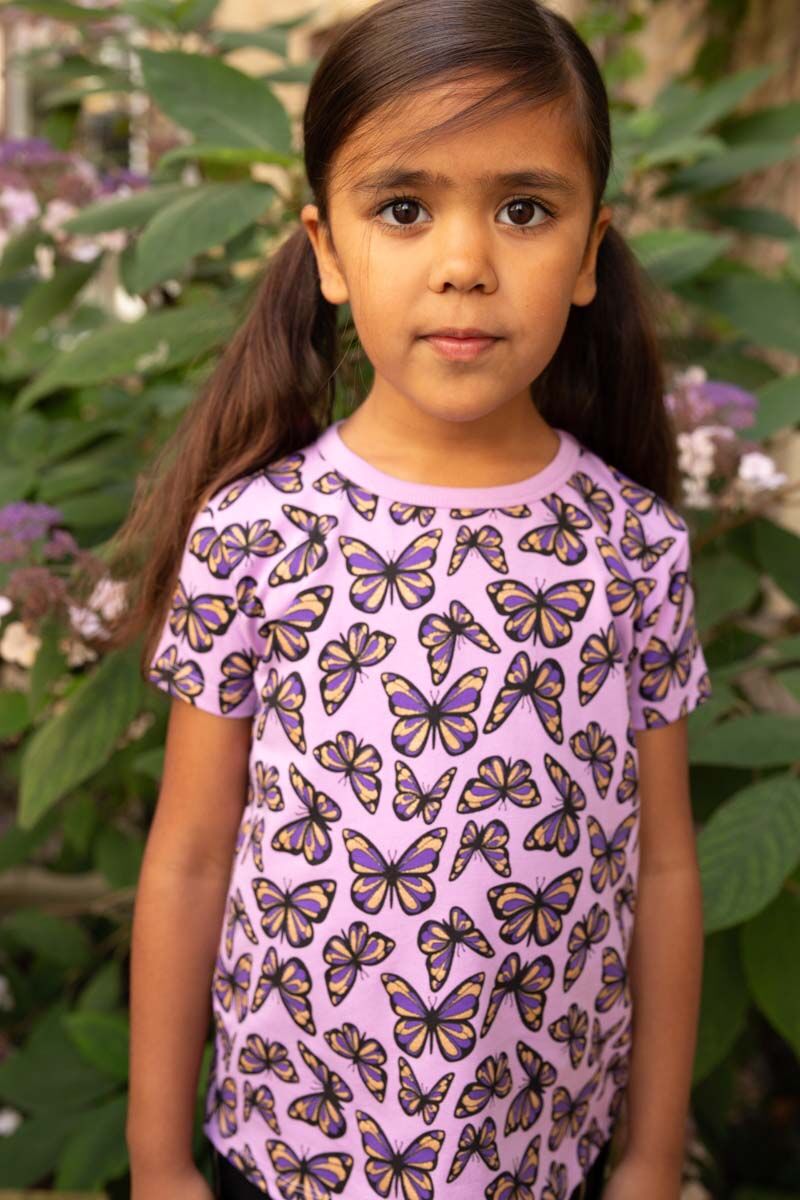 T-shirt til børn med sommerfugle 